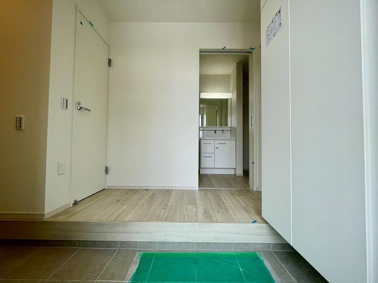 【Entrance】明るく清潔感のある玄関が、毎日の帰宅を心地よく迎えてくれます。