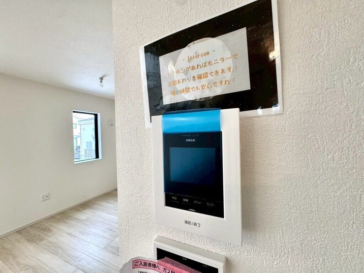 【Facilities】来訪者を確認できるモニター付きインターホンで、防犯面も安心です。