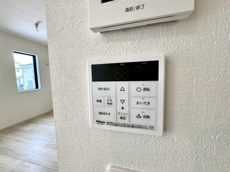 【Facilities】お湯の温度調整がラクな給湯器リモコン付き。追い焚き操作も簡単です。