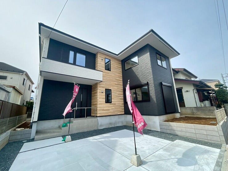 【Exterior】ゆとりのある駐車スペース付きで、車の出し入れもスムーズに行えます。