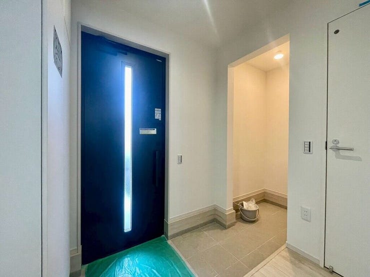 【Entrance】シューズボックス完備の玄関で、靴や小物もスッキリ収納できます。