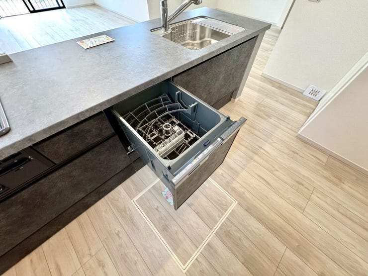 【kitchen】家事の時短に便利な食洗機付き。手洗い不要で毎日の負担を軽減します。