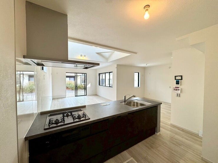 【kitchen】大きなカウンターと十分な収納で、日々の料理が快適に進みます。