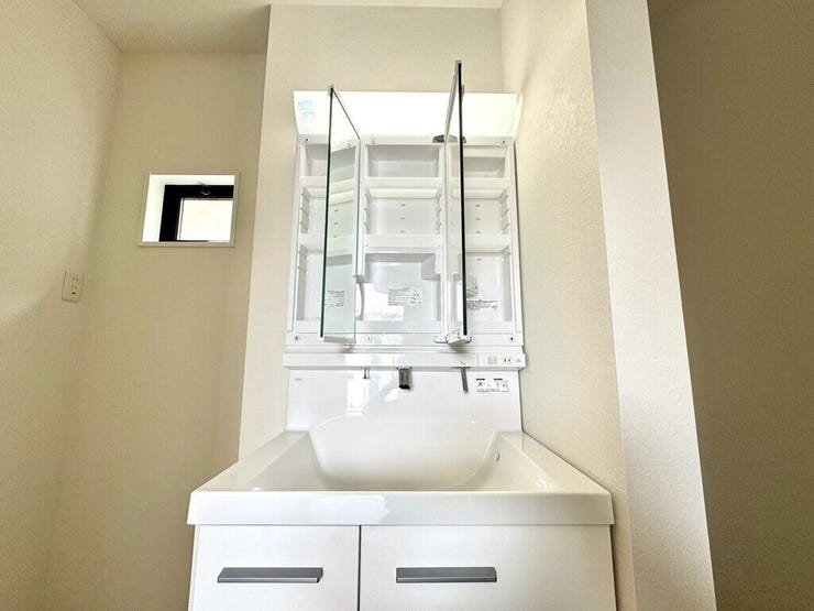 【Washroom】すっきりとしたデザインで、毎日の生活が快適に。収納も豊富な洗面所です。