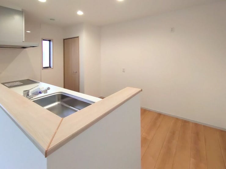 食材のストックや日用品をすっきりと隠せる扉付きのパントリーや調理家電をスムーズに並べて使える便利な位置のコンセント