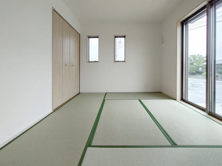 大きな窓から明るい自然光が差し込む、ゴロンと横になってリラックスできる心地よい和室
