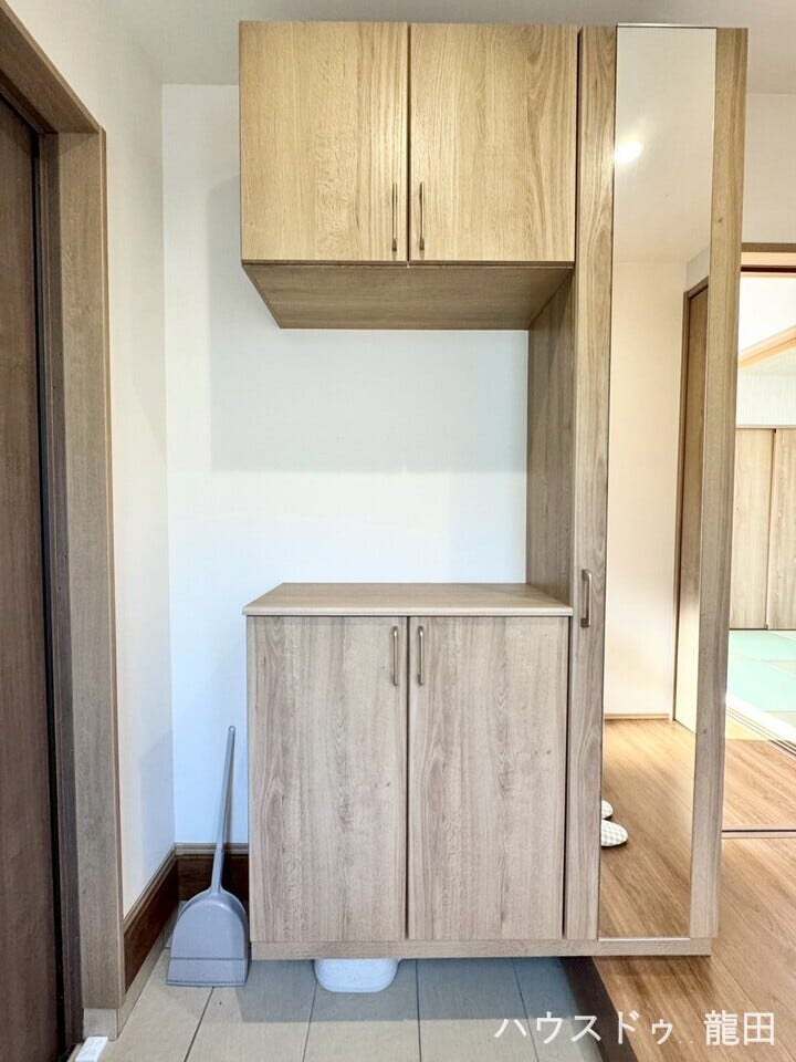 ■□■玄関■□■
姿見鏡付き靴箱
お出かけ前の身だしなみチェックができます