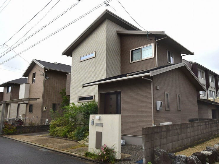 【外観】
外観を北東側より撮影(雨天時)