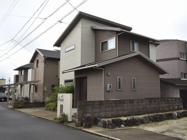 外観を北東側より撮影(雨天時)