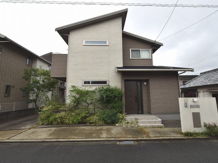 外観を東側より撮影(雨天時)