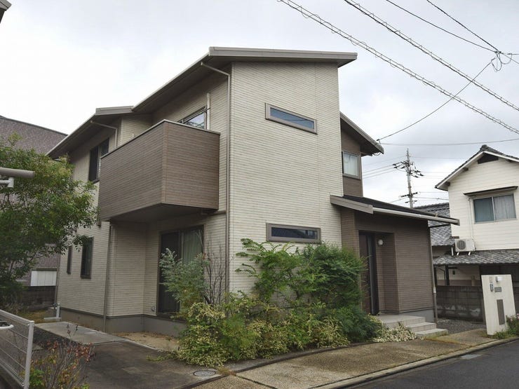 外観を南東側より撮影(雨天時)