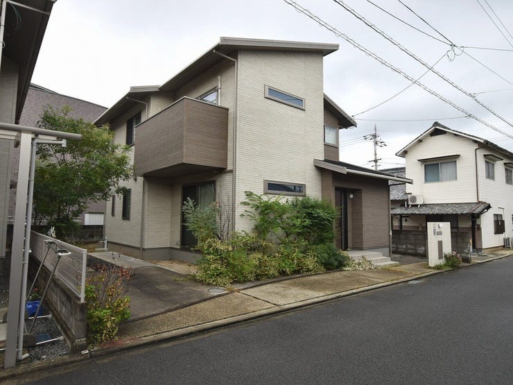 外観を南東側より撮影(雨天時)