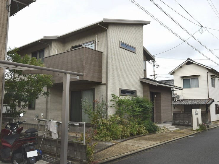 外観を南東側より撮影(雨天時)