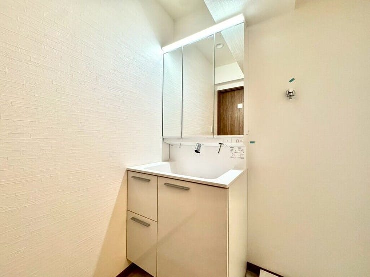 【Washroom】毎朝の準備がスムーズに。広めの洗面台と収納が使いやすい洗面所です。