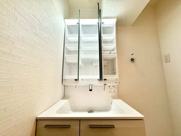 【Washroom】壁付け水栓で、カウンターまわりが汚れにくくお手入れも簡単です。