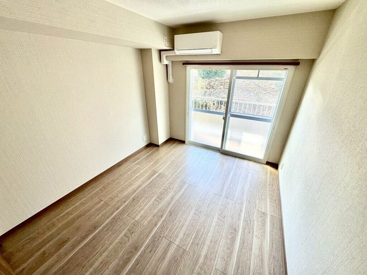 【Bedroom】ナチュラルな内装で、リラックスできる空間。寝室や書斎にも最適です。