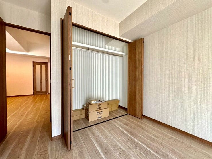 【Bedroom】クローゼット完備で収納力◎。家具の配置もしやすい機能的な洋室です。