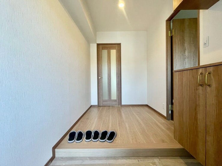 【Entrance】明るく清潔感のある玄関が、毎日の帰宅を心地よく迎えてくれます。