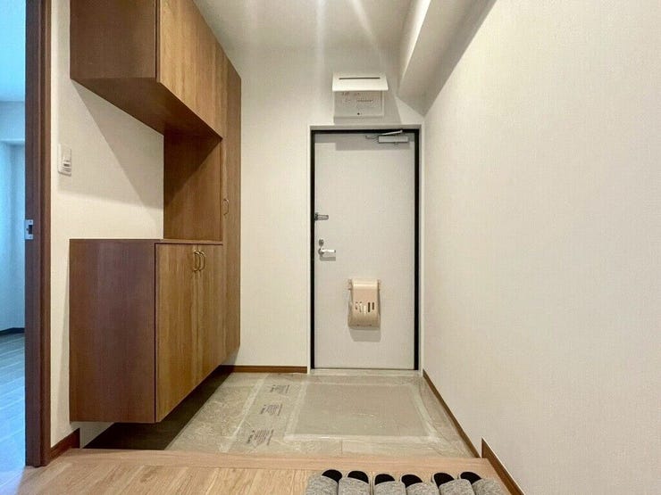 【Entrance】シューズボックス完備の玄関で、靴や小物もスッキリ収納できます。