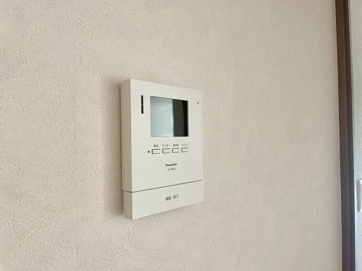 【Facilities】来訪者を確認できるモニター付きインターホンで、防犯面も安心です。