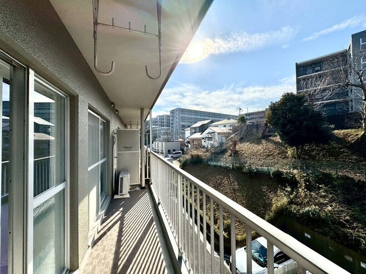 【Balcony】日当たりの良いバルコニーはお洗濯物がしっかり乾きやすく、毎日の家事にも重宝します。