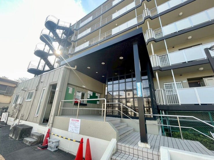 【Exterior】落ち着いた雰囲気のエントランスが、ご帰宅のたびにやさしく迎えてくれます。