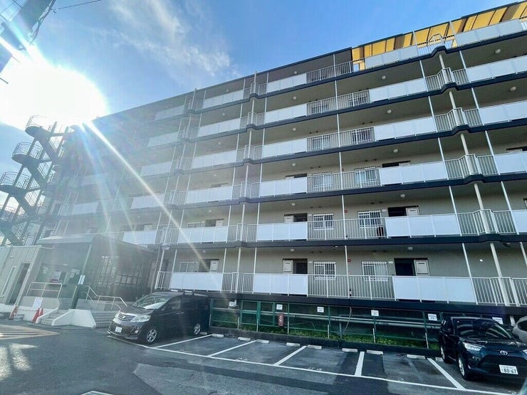 【Exterior】落ち着いた色合いの外観が街並みに馴染む、シンプルで親しみやすいマンションです。