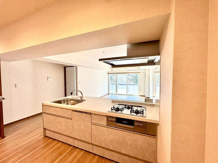 【kitchen】効率よく使える広々キッチン。収納力も高く、料理の時間がスムーズに。