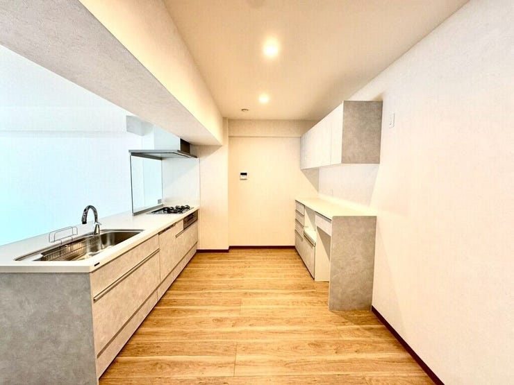 【kitchen】広めのキッチンは料理のしやすさを追求した設計。収納も豊富で作業がしやすい空間です。