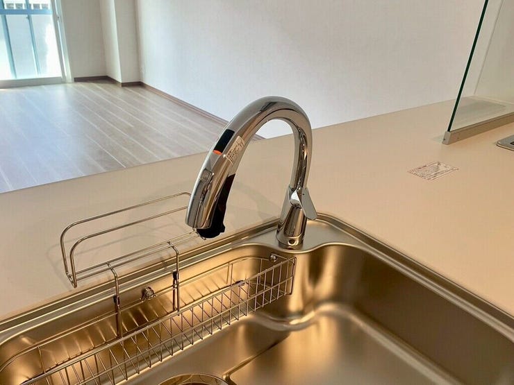 【kitchen】センサー式のタッチレス水栓を採用。さらに浄水機能も備え、衛生的で使い勝手の良いキッチン仕様です。