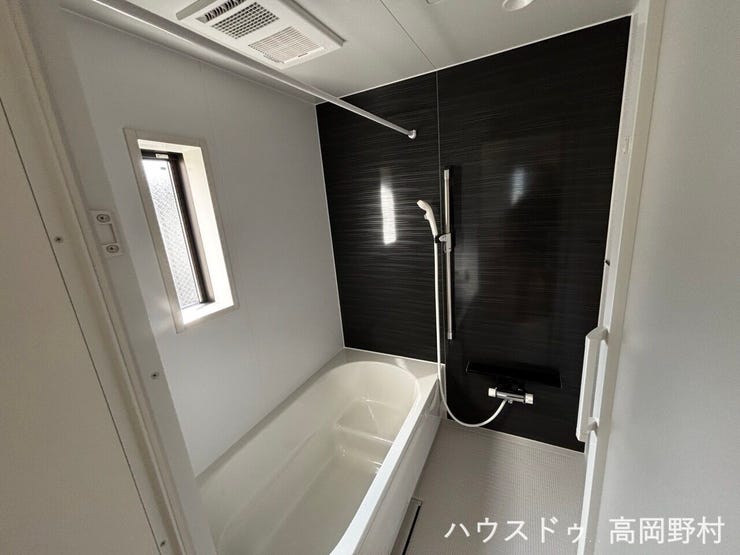 半身浴もできる浴槽で、リラックスしながらバスタイムをお過ごしいただけます