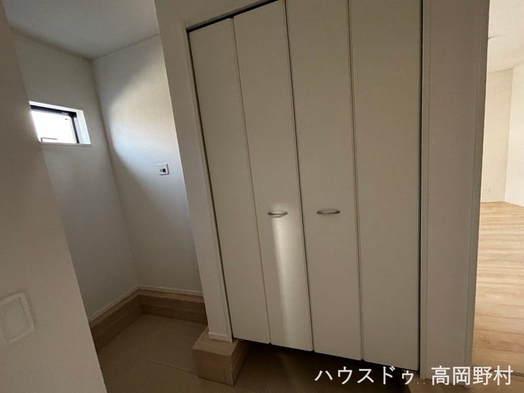 玄関にゆとりのあるシューズクロークがあり、すっきりとした玄関を保てます