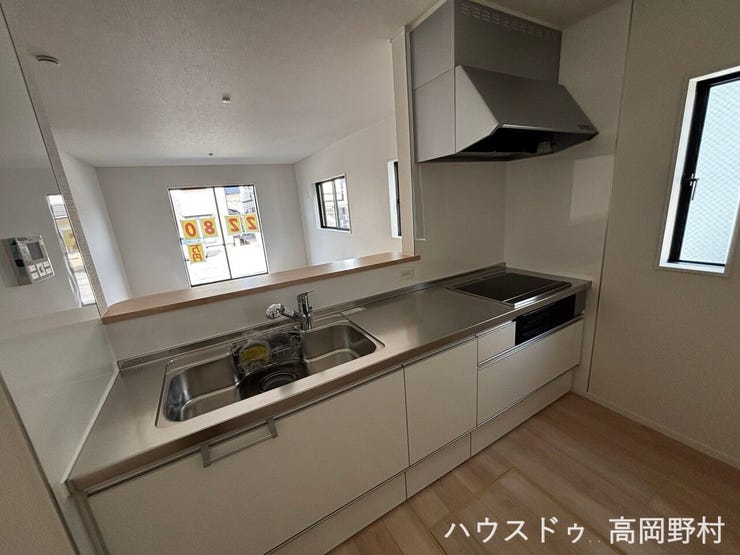 対面式キッチンで、リビングを見渡せる設計です