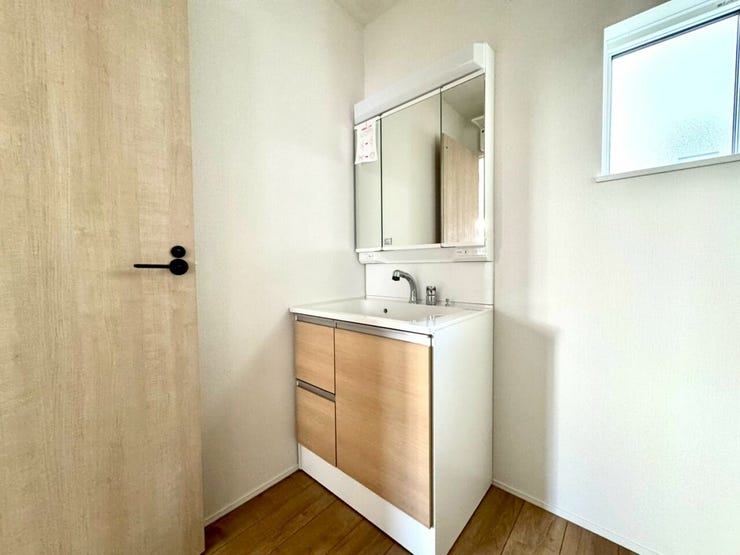 【Washroom】すっきりとしたデザインで、毎日の生活が快適に。収納も豊富な洗面所です。