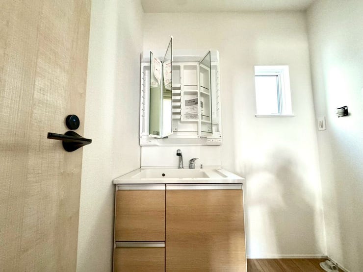 【Washroom】毎朝の準備がスムーズに。広めの洗面台と収納が使いやすい洗面所です。
