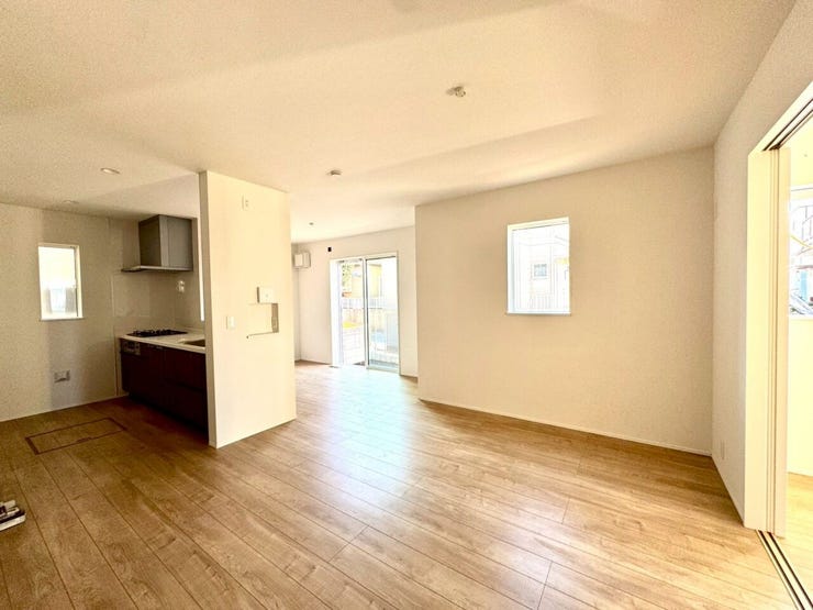 【Living】広々としたリビングは、大きな窓から自然光が差し込む温かな空間です。