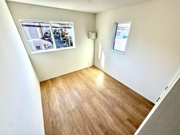 【Bedroom】明るく風通しの良い洋室。新築ならではの清潔感も魅力です。