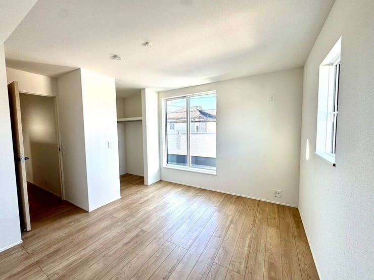 【Bedroom】クローゼット完備で収納力◎。家具の配置もしやすい機能的な洋室です。