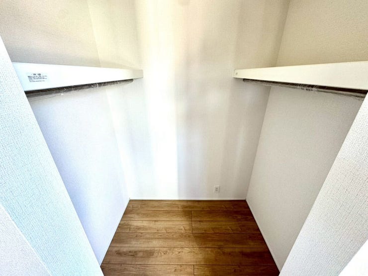 【WIC】広々としたウォークインクローゼットで、衣類や小物をすっきり収納できます。