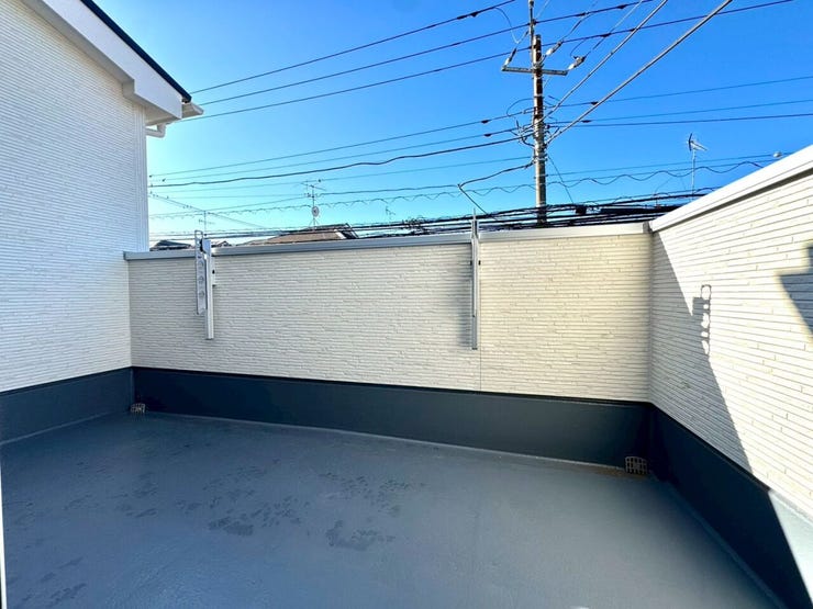 【Balcony】日当たりの良いバルコニーはお洗濯物がしっかり乾きやすく、毎日の家事にも重宝します。