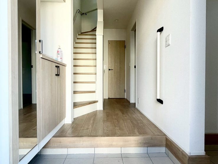 【Entrance】玄関には便利なシューズインクローゼットを完備。靴や日用品を整理整頓できます。