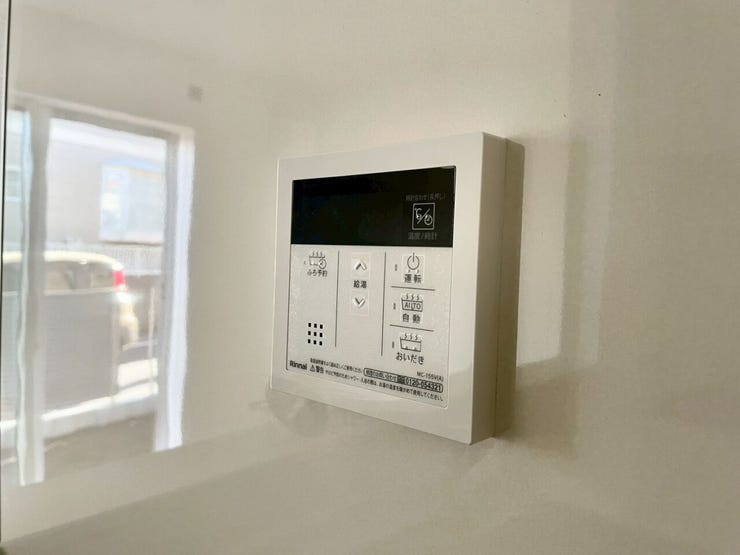 【Facilities】お湯の温度調整がラクな給湯器リモコン付き。追い焚き操作も簡単です。