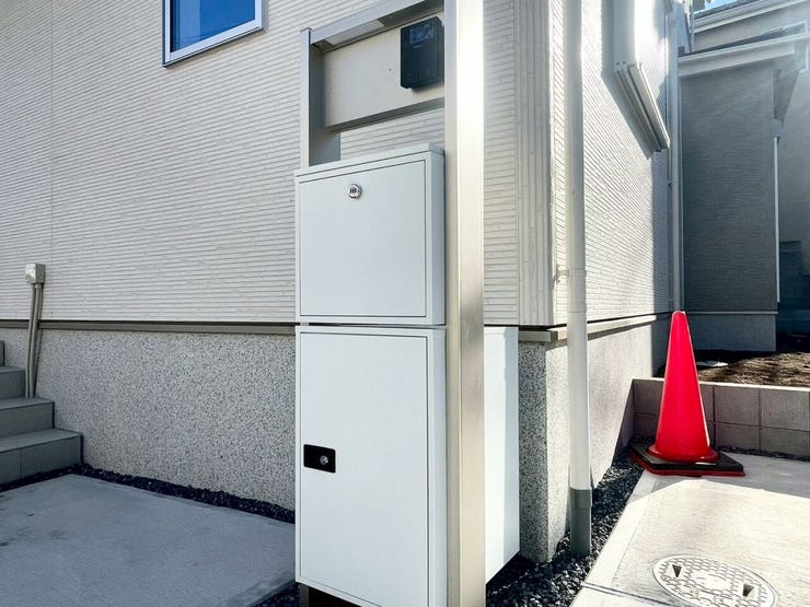 【Facilities】外出中でも荷物を受け取れる便利な宅配ボックス付き。忙しい毎日も安心です。