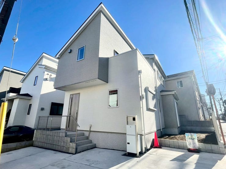 【Exterior】駐車スペースは2台分確保。車を複数所有するご家庭にも安心の設計です。