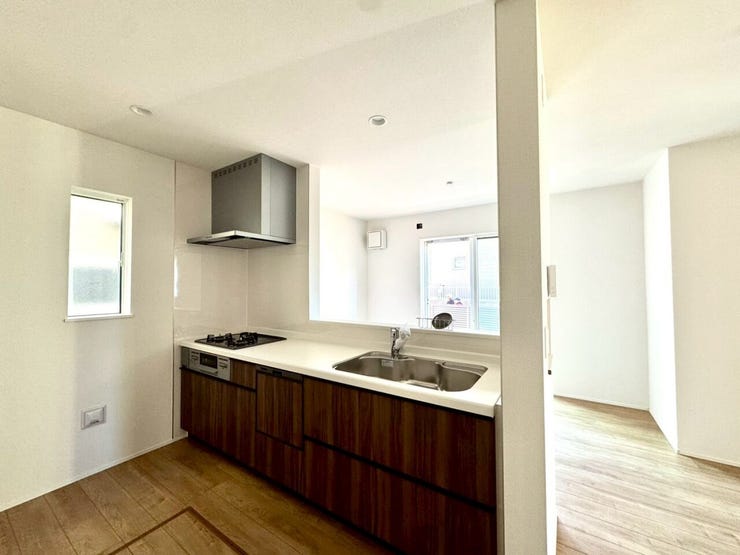 【kitchen】効率よく使える広々キッチン。収納力も高く、料理の時間がスムーズに。