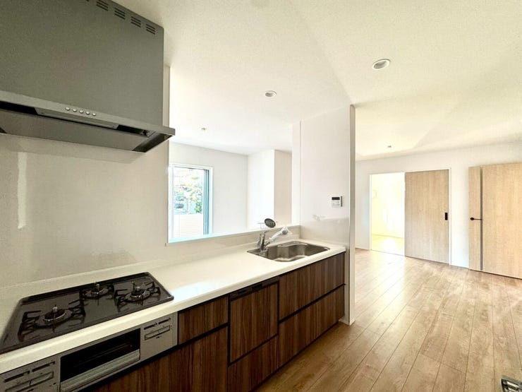 【kitchen】広めのキッチンは料理のしやすさを追求した設計。収納も豊富で作業がしやすい空間です。