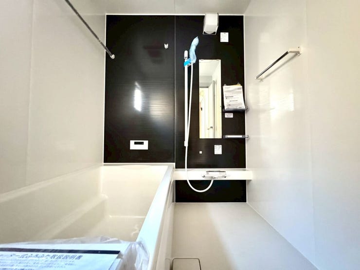 【Bathroom】広く快適な浴室で、ゆったりとお湯に浸かるひとときをお楽しみいただけます。