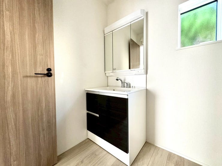 【Washroom】毎朝の準備がスムーズに。広めの洗面台と収納が使いやすい洗面所です。
