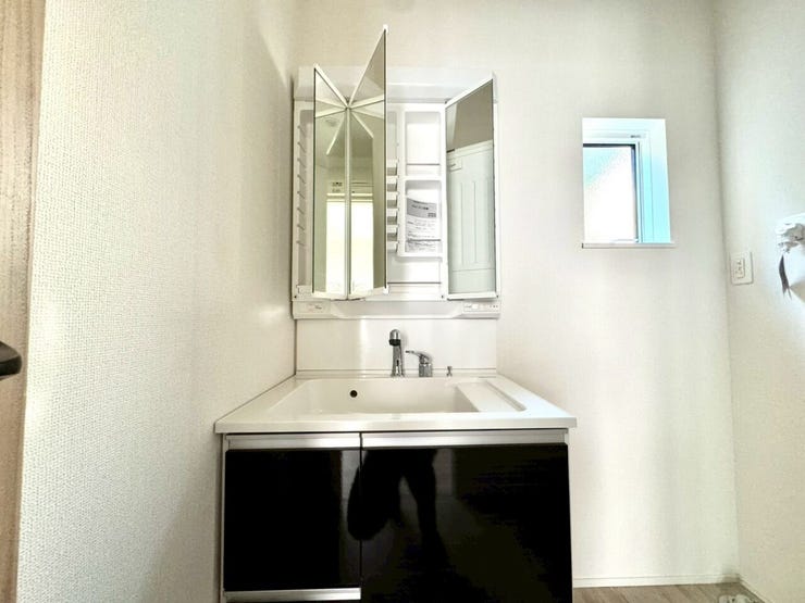 【Washroom】すっきりとしたデザインで、毎日の生活が快適に。収納も豊富な洗面所です。