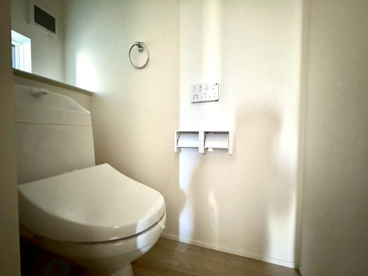 【Toilet】清潔感があり、落ち着いたデザインのトイレ。家族みんなが快適に使えます。